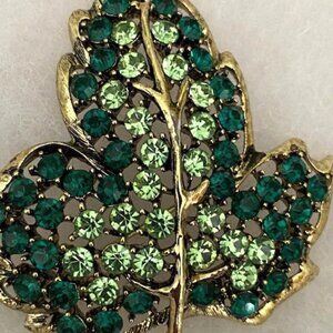 BEAUTIFUL VINTAGE WEISS LEAF BROOCH W/ LIGHT GREEN RHINESTONES & DK GREEN STONES